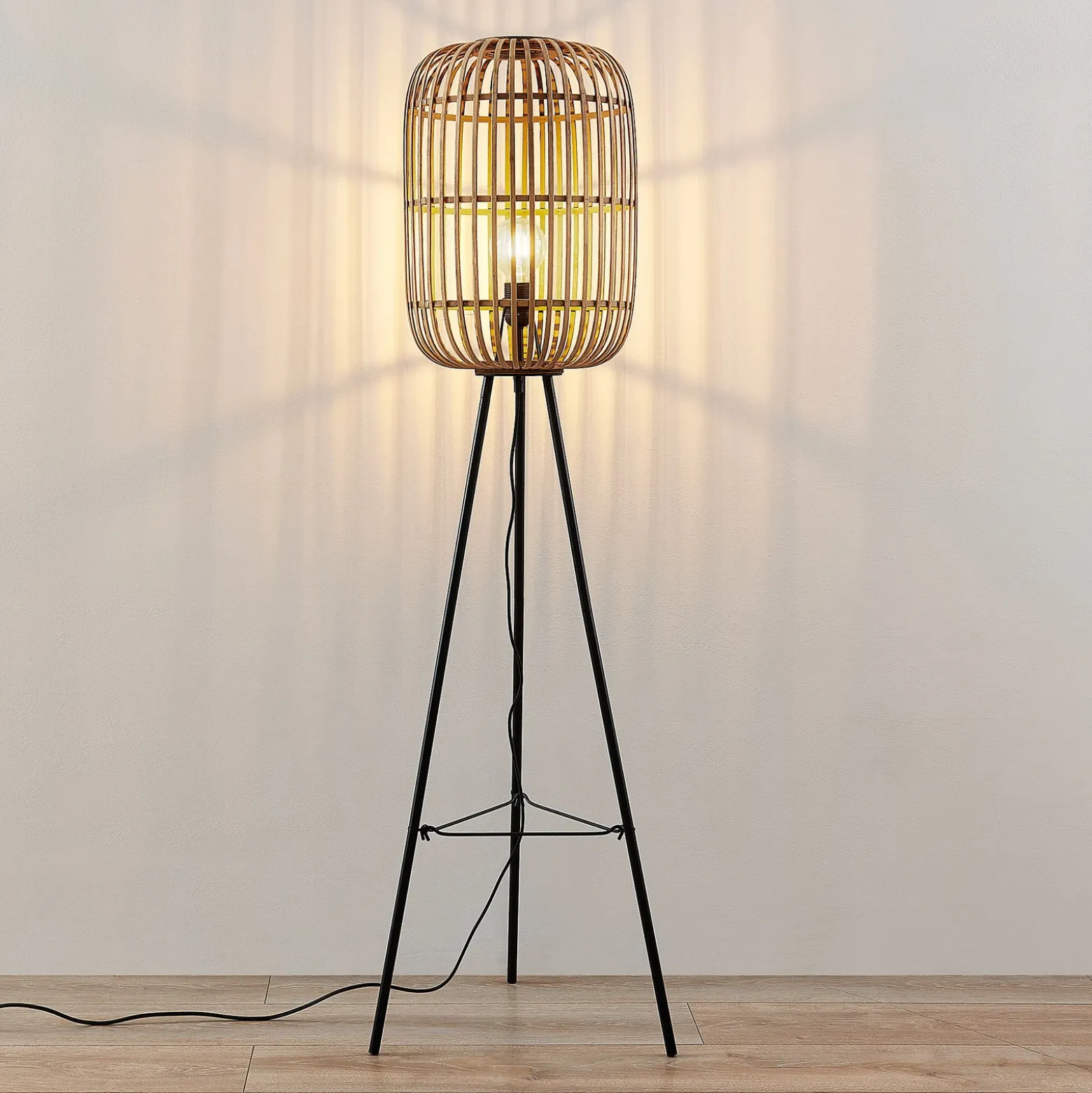 Lámpara de pie Lindby Canyana, 139 cm, natural, ratán, trípode