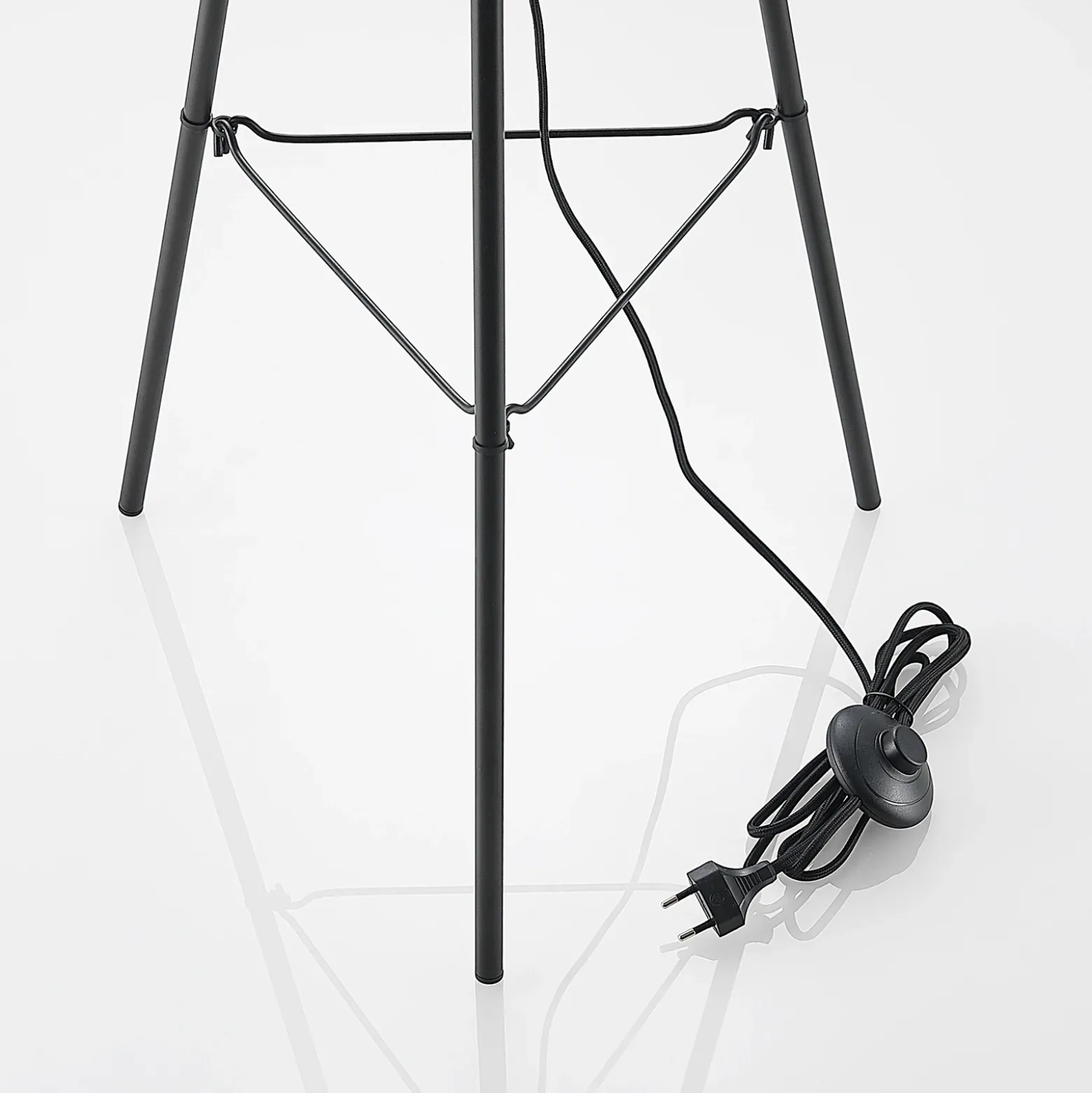 Lámpara de pie Lindby Canyana, 139 cm, natural, ratán, trípode