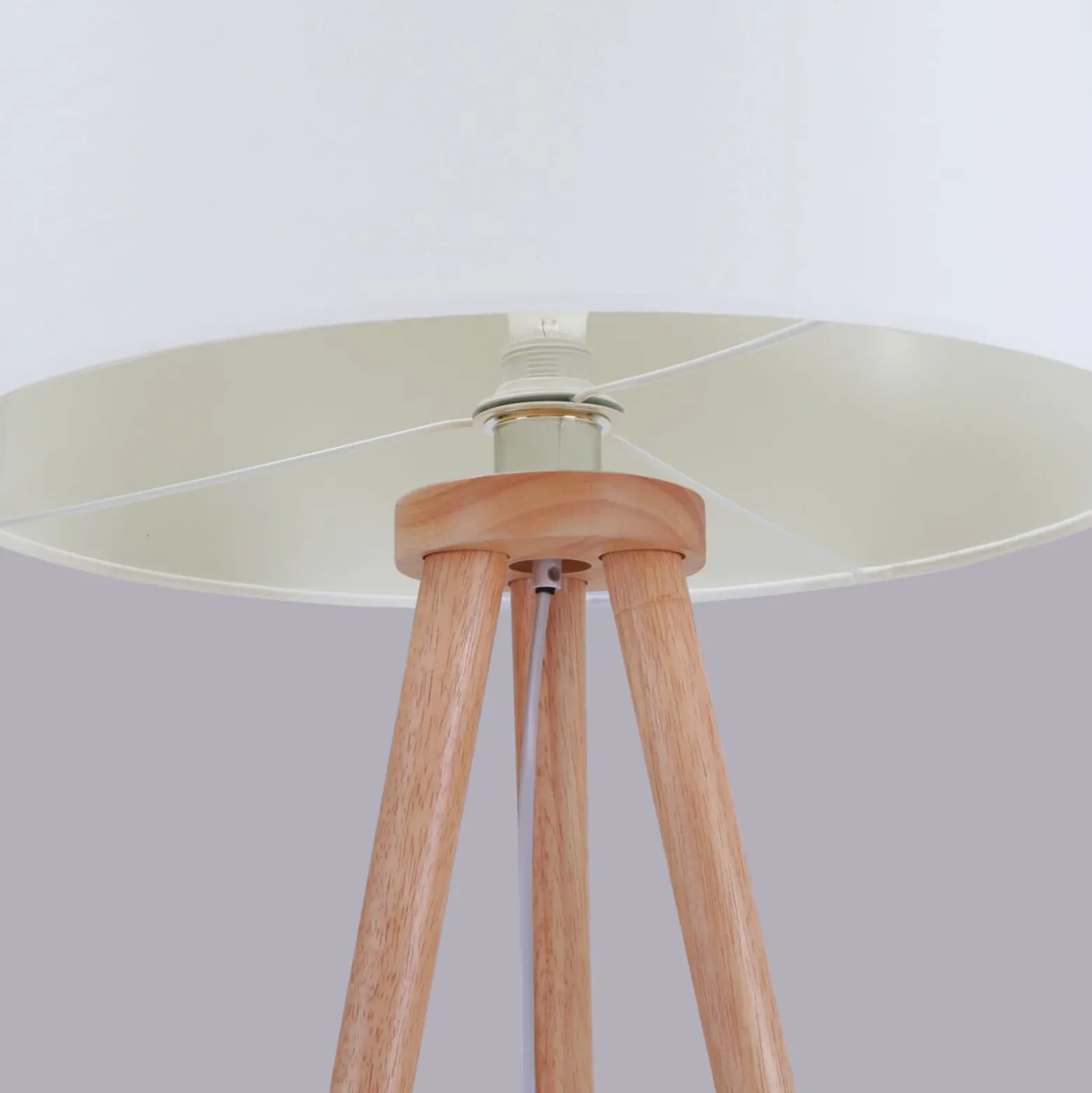 Lámpara de pie Lindby Charlia, blanca, madera, altura 150cm