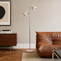 Lámpara de pie Lindby Dylan, 2 luces, cromada/beige, 150 cm, E14