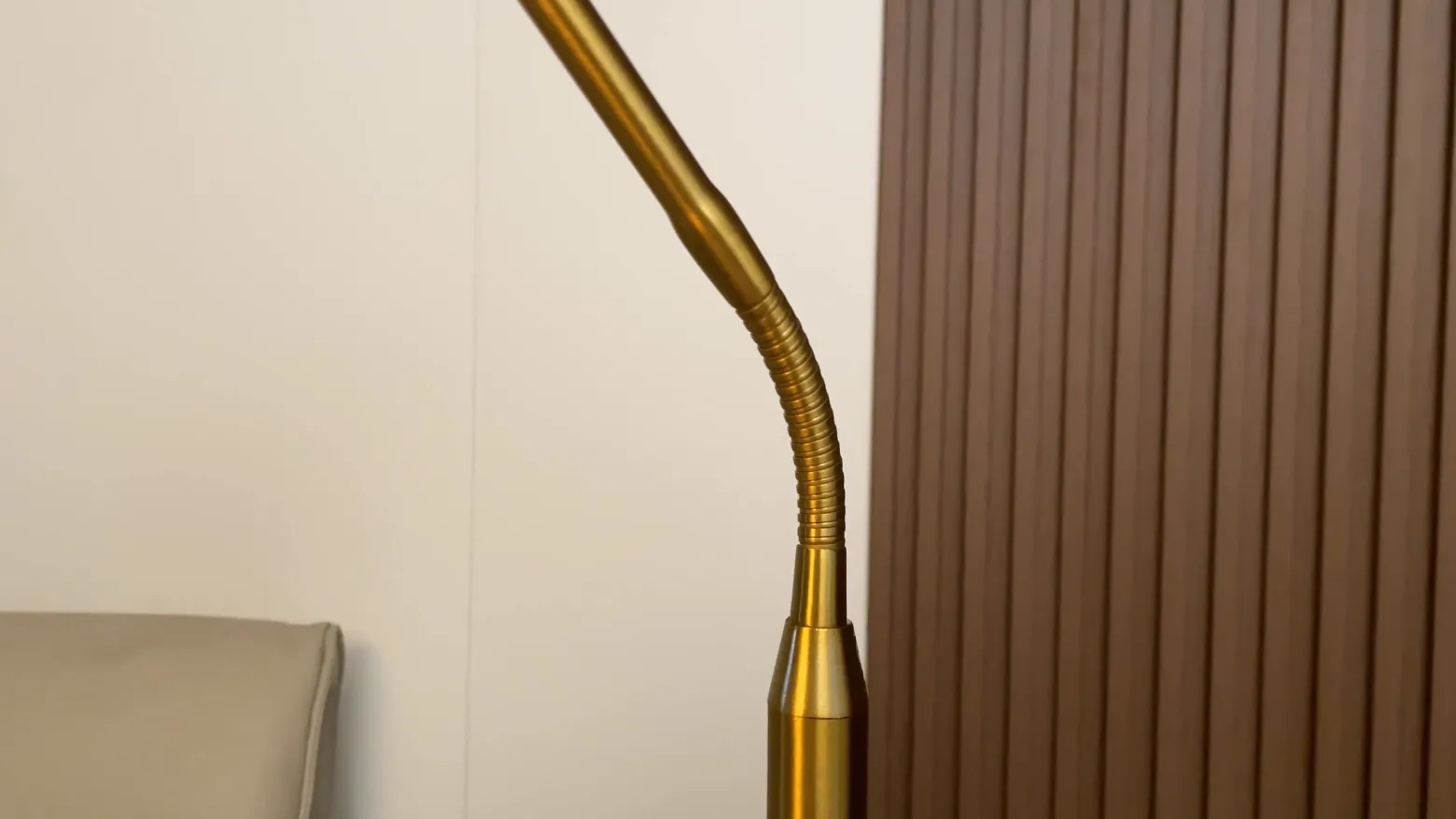 Lámpara de pie Lindby Elaina, color latón, 162cm, flexible, E14