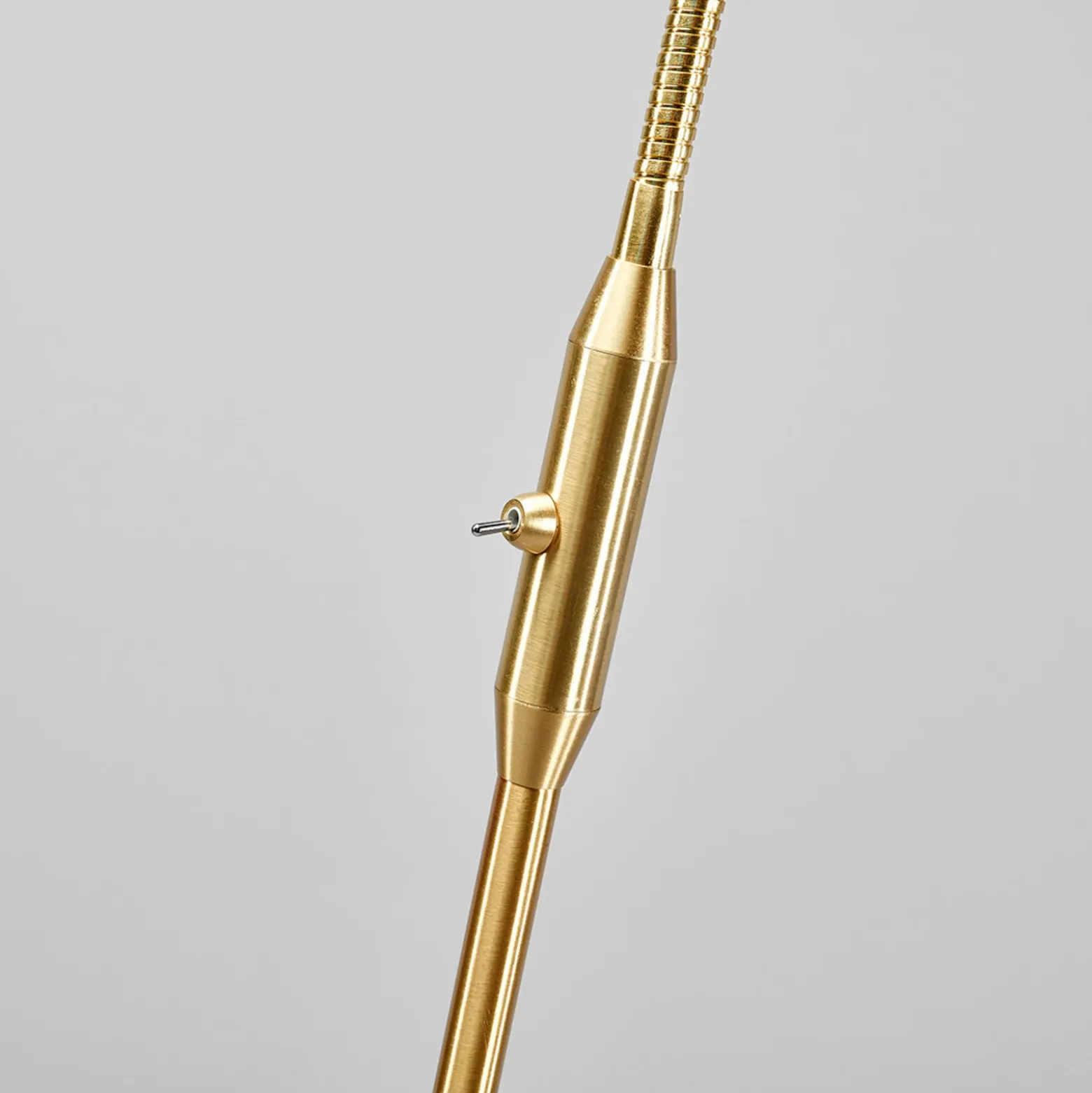 Lámpara de pie Lindby Elaina, color latón, 162cm, flexible, E14