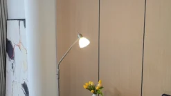 Lámpara de pie Lindby Gwendolin, 160 cm, cristal, E14, regulable