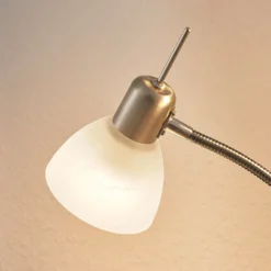 Lámpara de pie Lindby Gwendolin, 160 cm, color níquel, 2 luces.