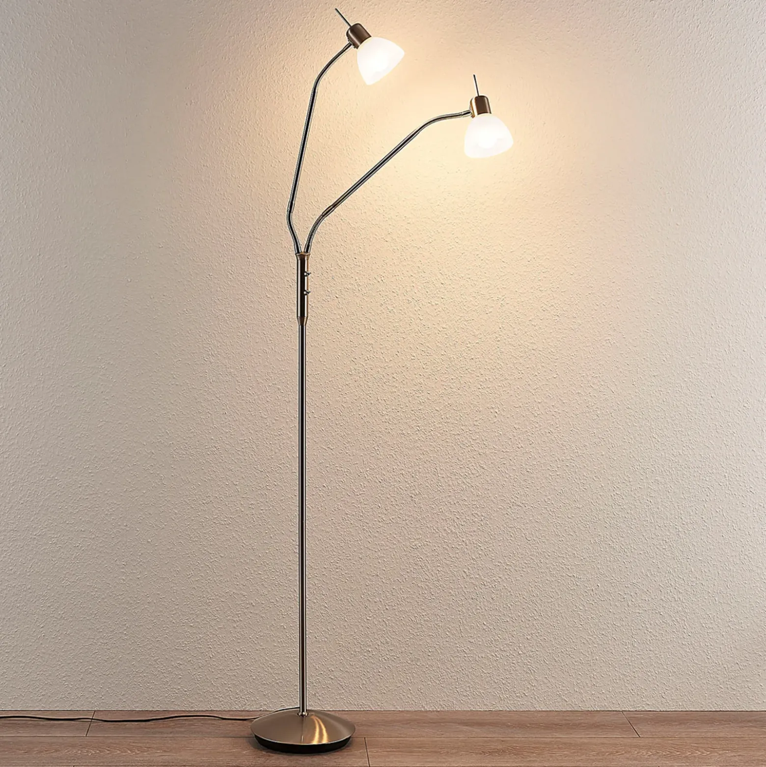 Lámpara de pie Lindby Gwendolin, 160 cm, color níquel, 2 luces.