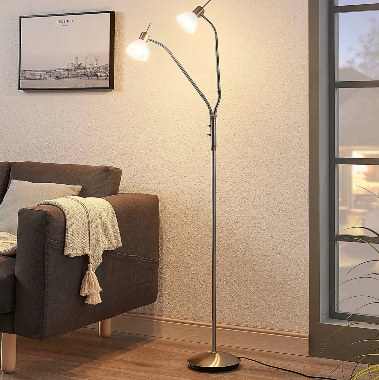 Lámpara de pie Lindby Gwendolin, 160 cm, color níquel, 2 luces.