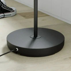 Lámpara de pie Lindby Karoli, negra, 156 cm, metal, brazo flexible