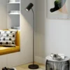 Lámpara de pie Lindby Karoli, negra, 156 cm, metal, brazo flexible