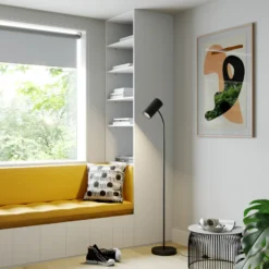 Lámpara de pie Lindby Karoli, negra, 156 cm, metal, brazo flexible