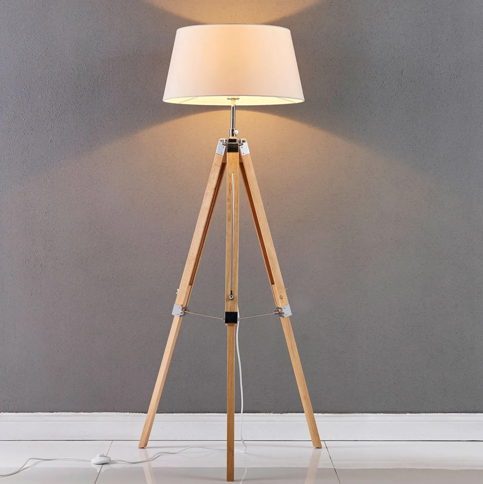 Lámpara de pie Lindby Katie, 162 cm, blanca, textil, madera, trípode
