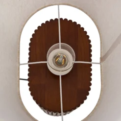 Lámpara de pie Lindby Kimiko, altura 100 cm, madera de nogal, tela