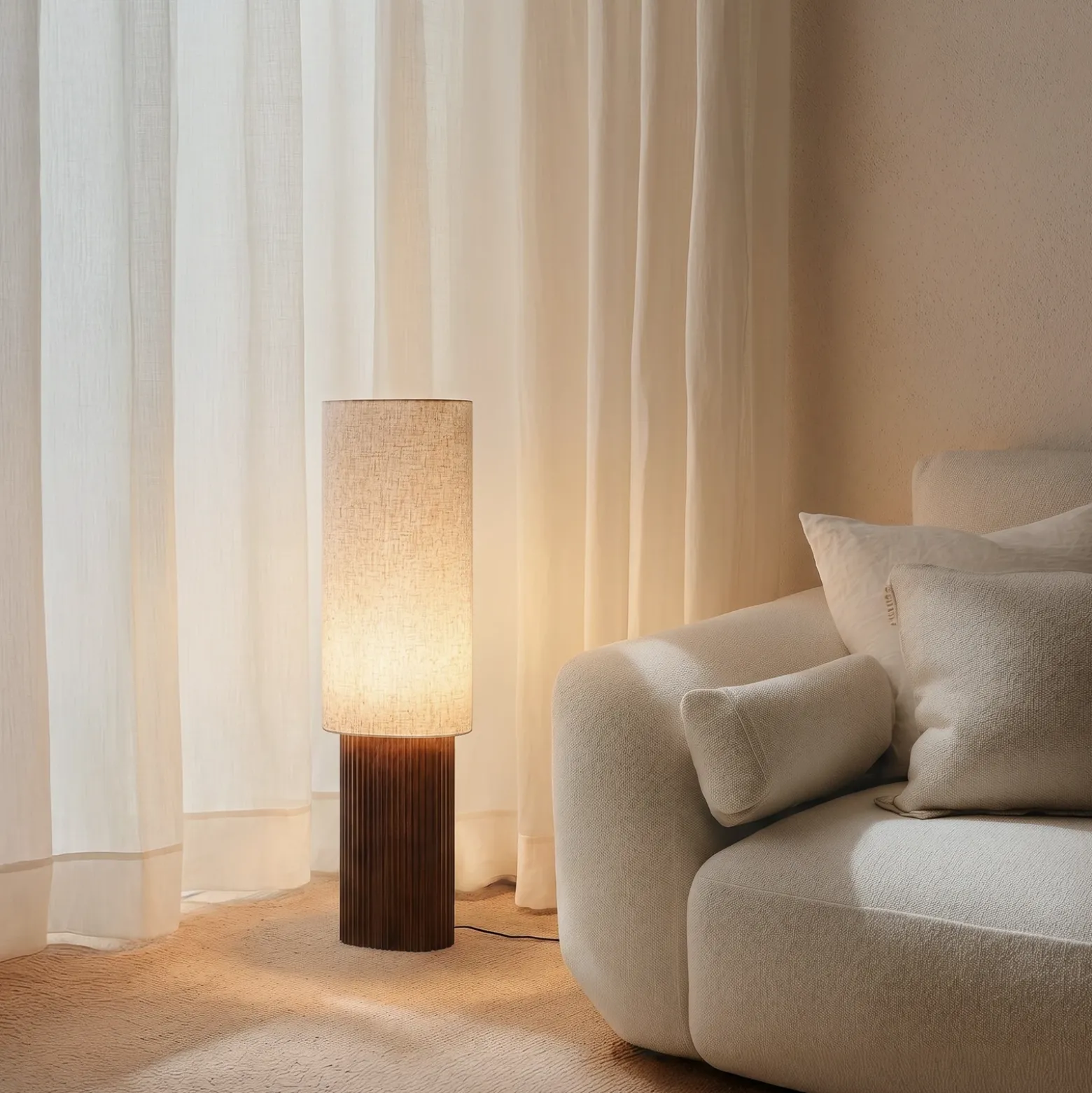 Lámpara de pie Lindby Kimiko, altura 100 cm, madera de nogal, tela