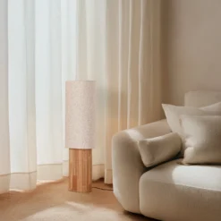 Lámpara de pie Lindby Kimiko, altura 100 cm, madera, textil, E27