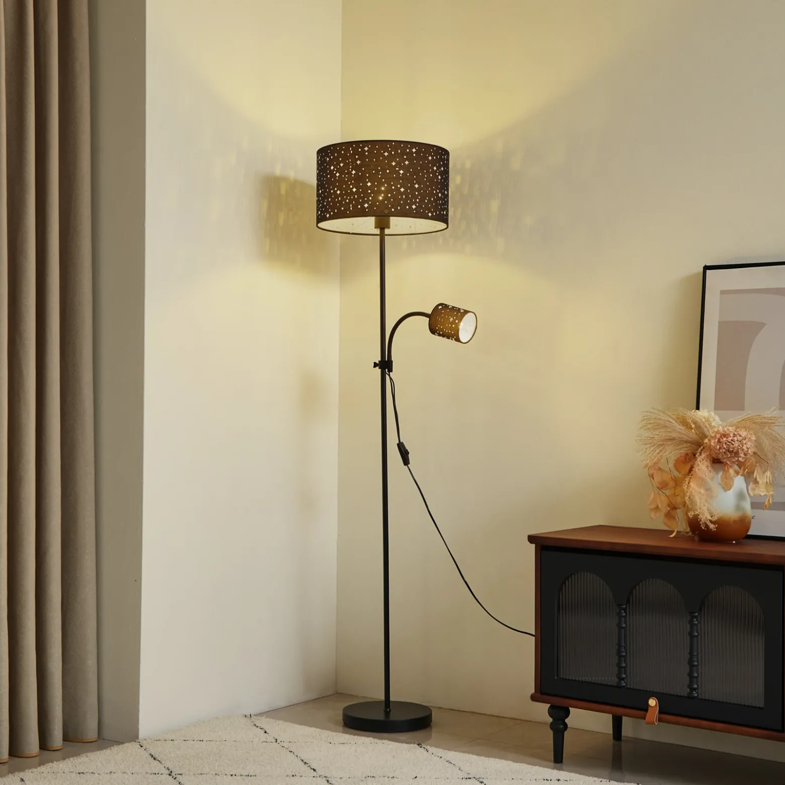 Lámpara de pie Lindby Melanie, negra, tela, Ø 36 cm, 2 luces.