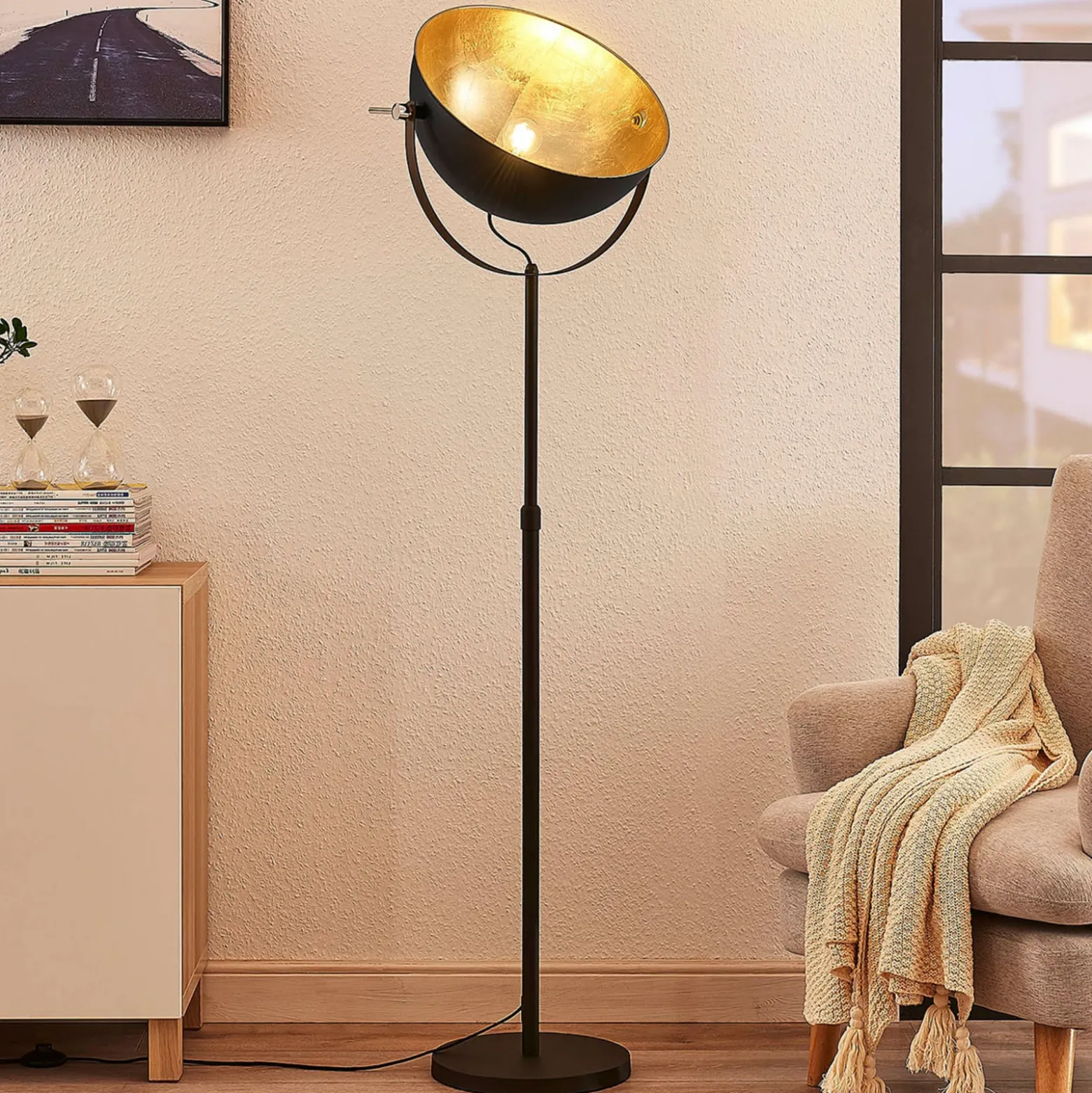 Lámpara de pie Lindby Muriel, 1 luz, negro/oro, metal