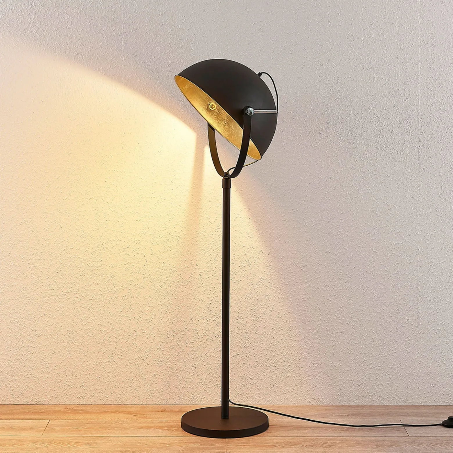 Lámpara de pie Lindby Muriel, 1 luz, negro/oro, metal