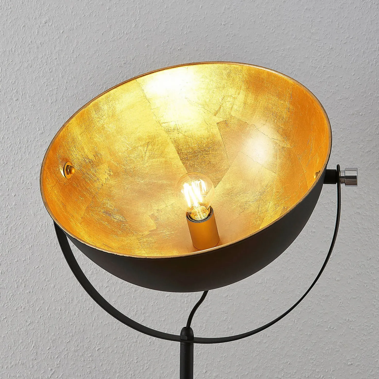 Lámpara de pie Lindby Muriel, 1 luz, negro/oro, metal