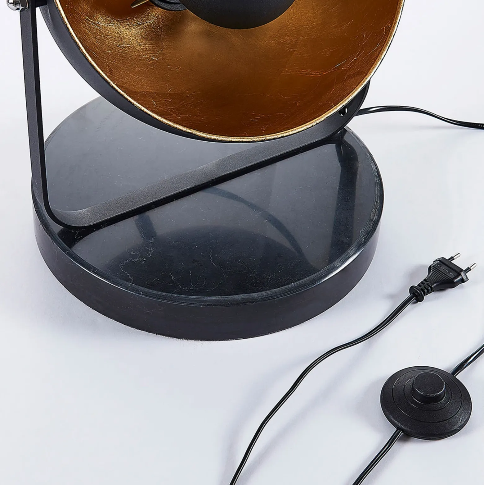 Lámpara de pie Lindby Muriel, 3 luces, negro/oro, metal