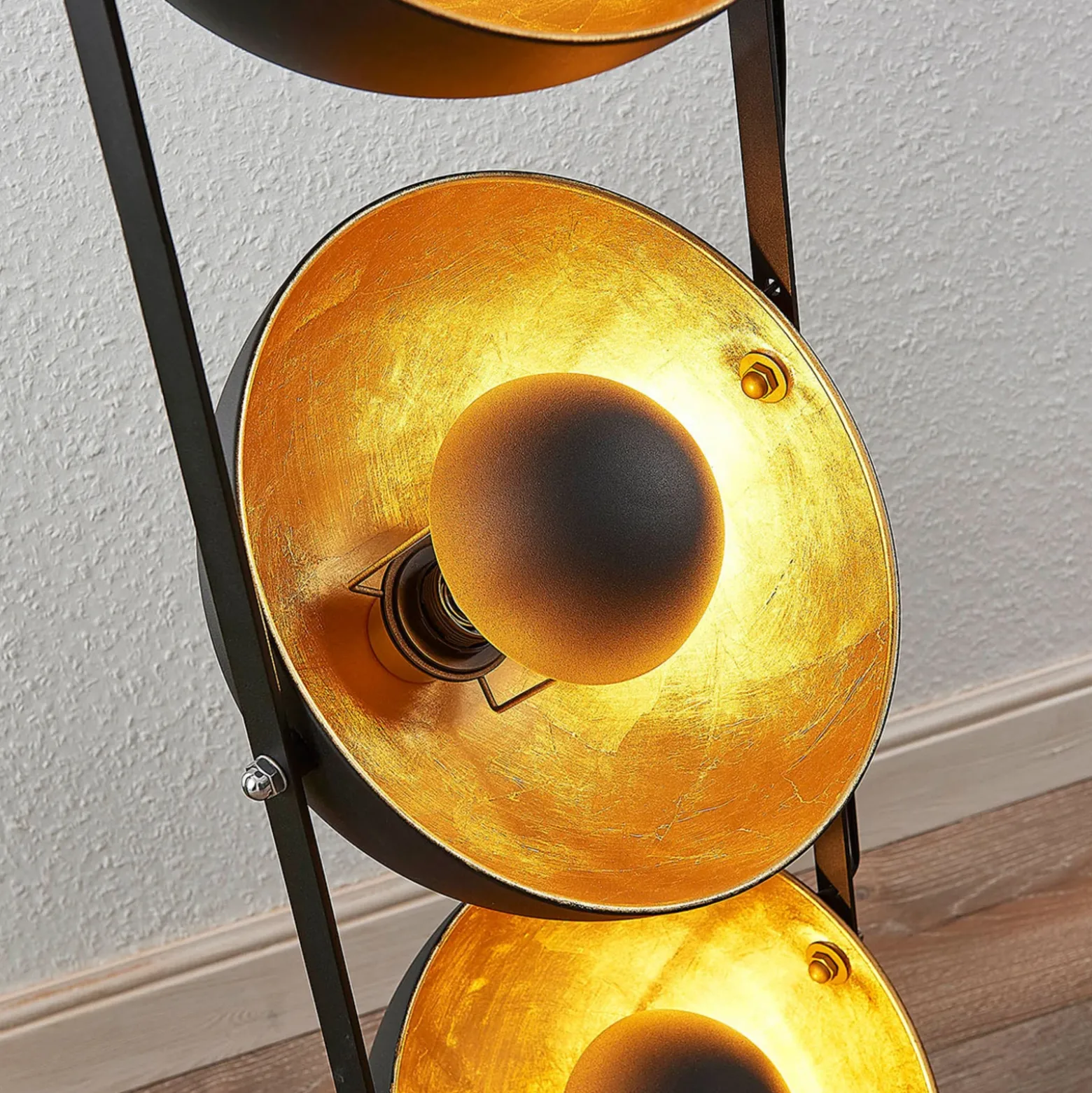 Lámpara de pie Lindby Muriel, 3 luces, negro/oro, metal