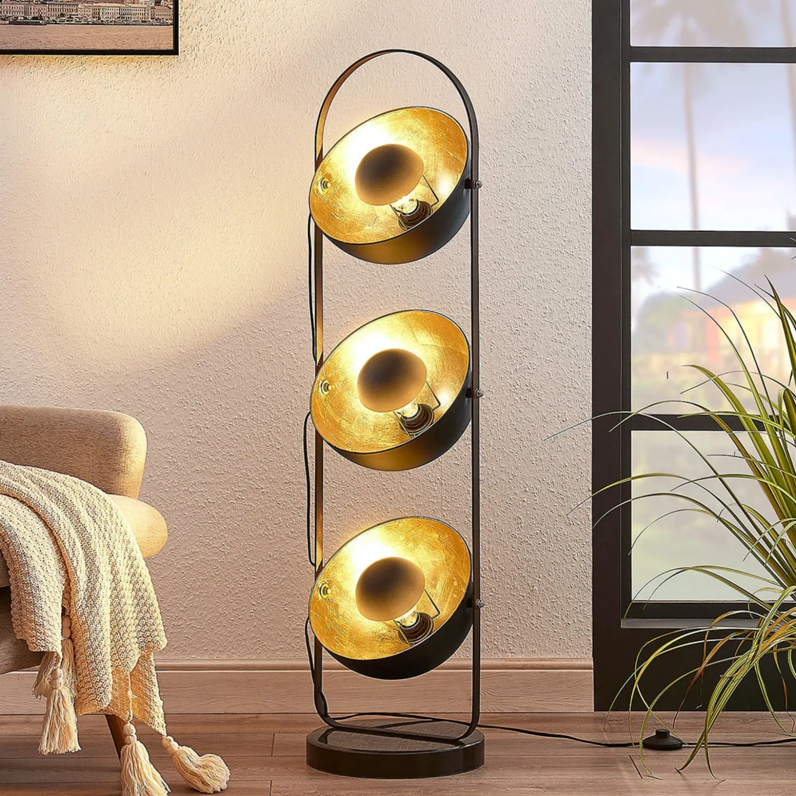 Lámpara de pie Lindby Muriel, 3 luces, negro/oro, metal