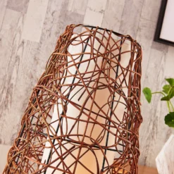 Lámpara de pie Lindby Nias, altura 111 cm, ratán, textil