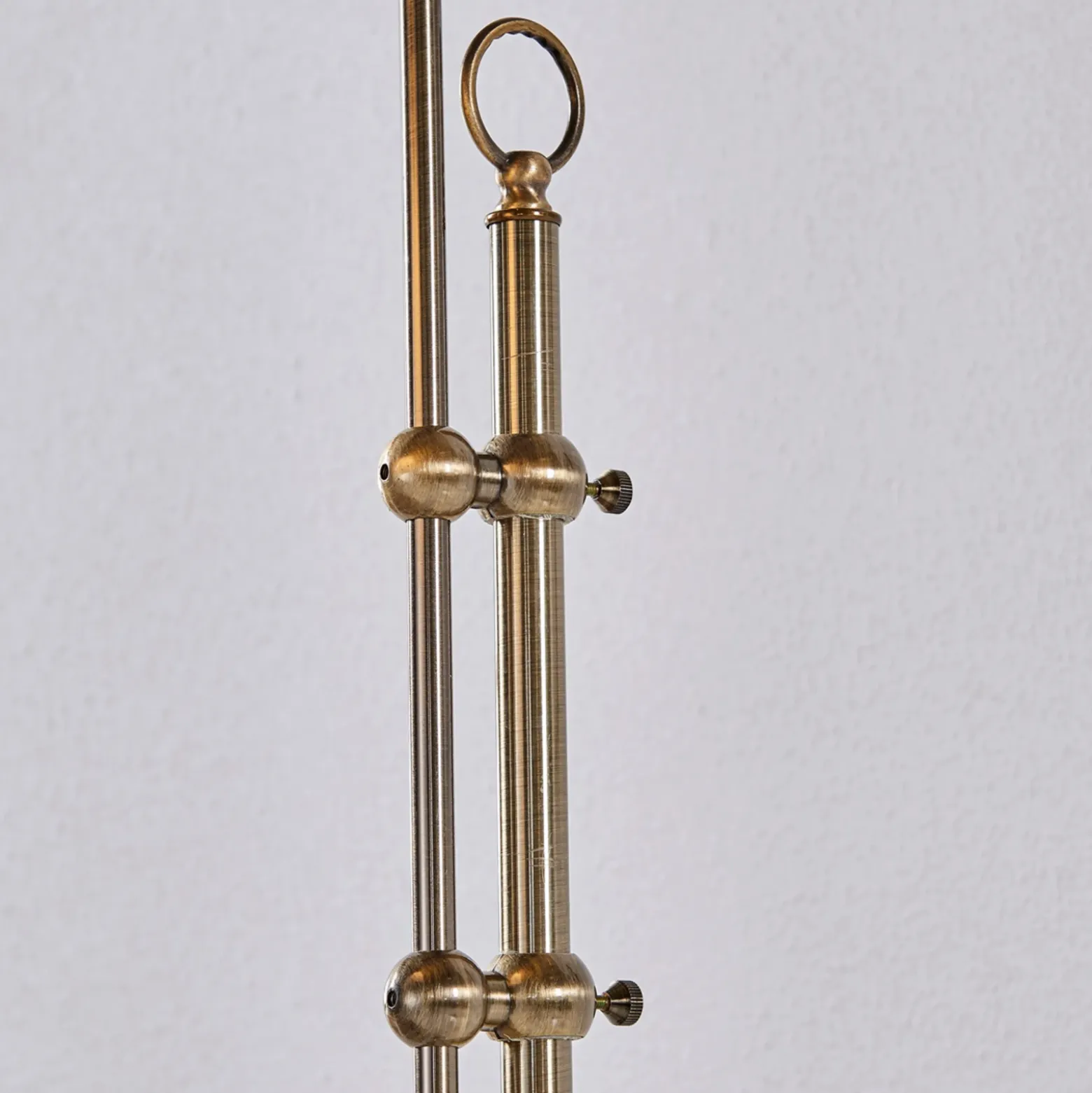 Lámpara de pie Lindby Otis, latón antiguo, cristal, 170 cm, E27