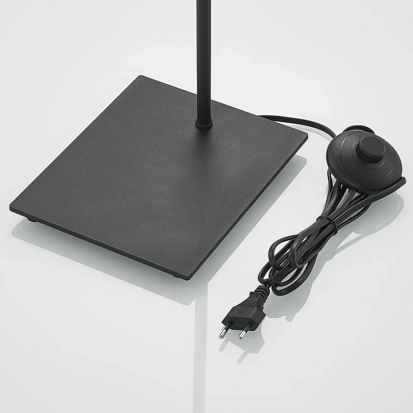 Lámpara de pie Lindby Sanad, altura 140 cm, negro, metal, GU10