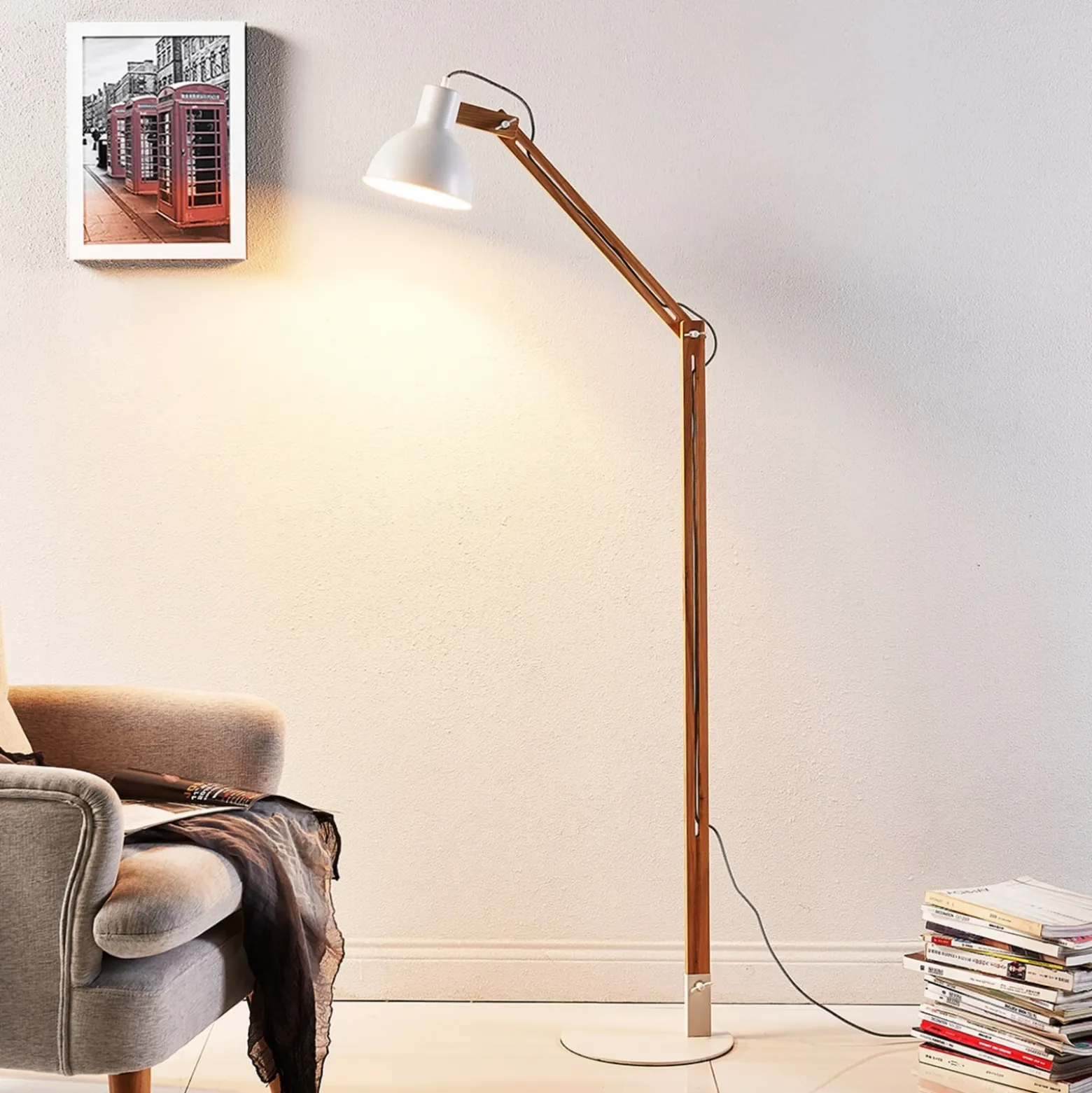 Lámpara de pie Lindby Shivanja, madera, regulable, 146 cm, E27