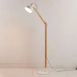 Lámpara de pie Lindby Shivanja, madera, regulable, 146 cm, E27