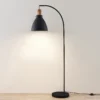 Lámpara de pie Lindby Trebale, negra, madera, 154 cm, E27
