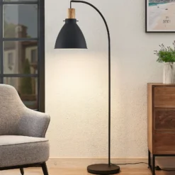 Lámpara de pie Lindby Trebale, negra, madera, 154 cm, E27