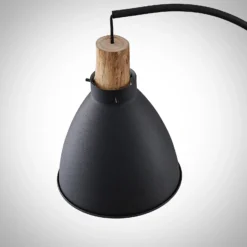 Lámpara de pie Lindby Trebale, negra, madera, 154 cm, E27