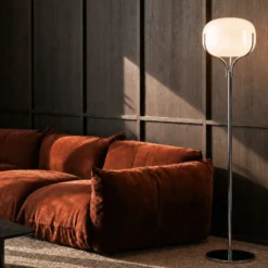 Lámpara de pie Lucande Christo, altura 160 cm, cromada/blanca, cristal