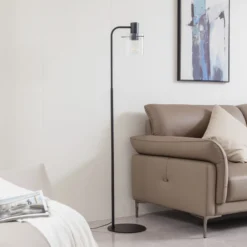 Lámpara de pie Lucande Eirian, negra, cristal, 150 cm de altura, E27