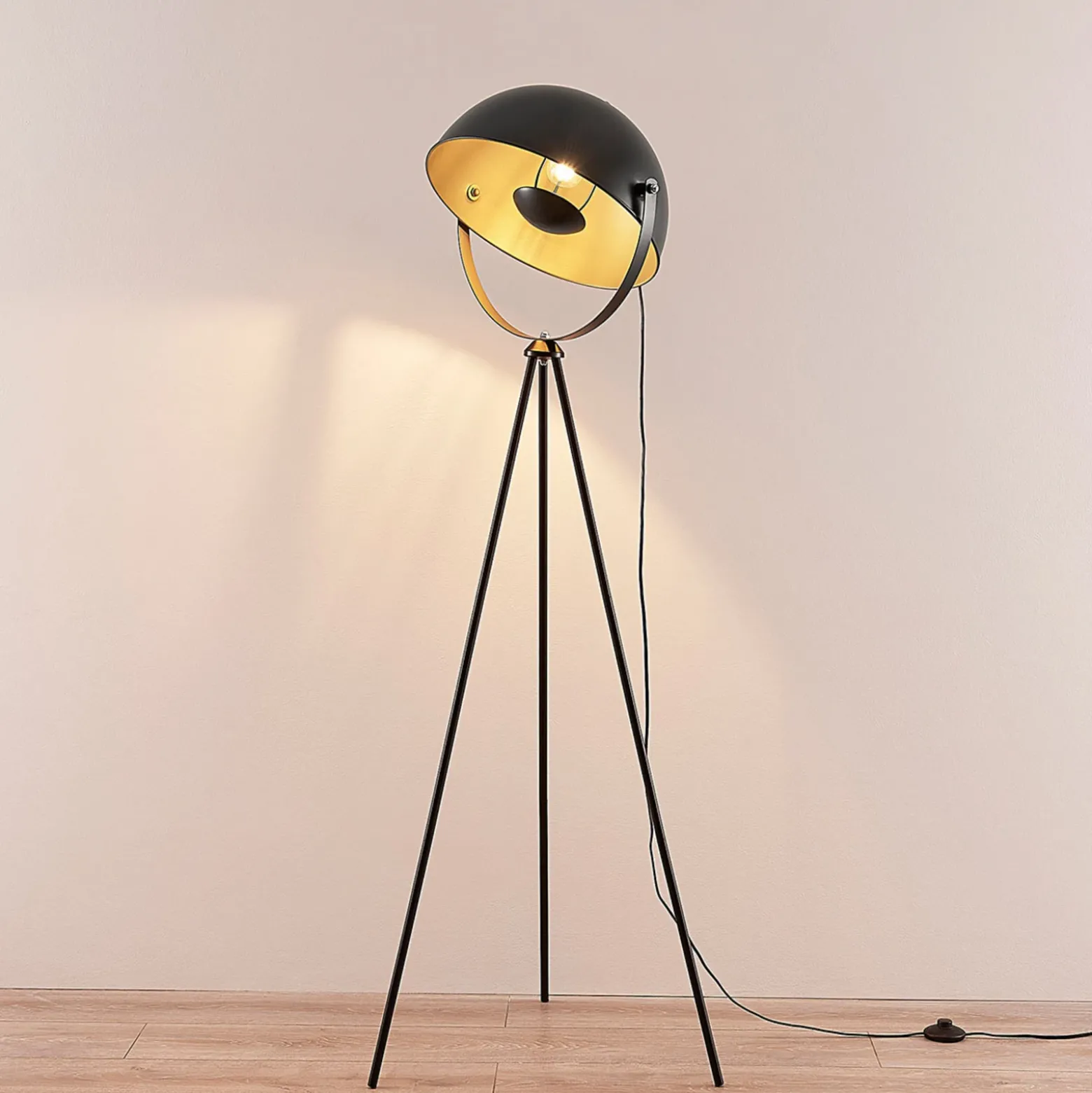 Lámpara de pie Meline de Lindby, negro/dorado, metal, trípode