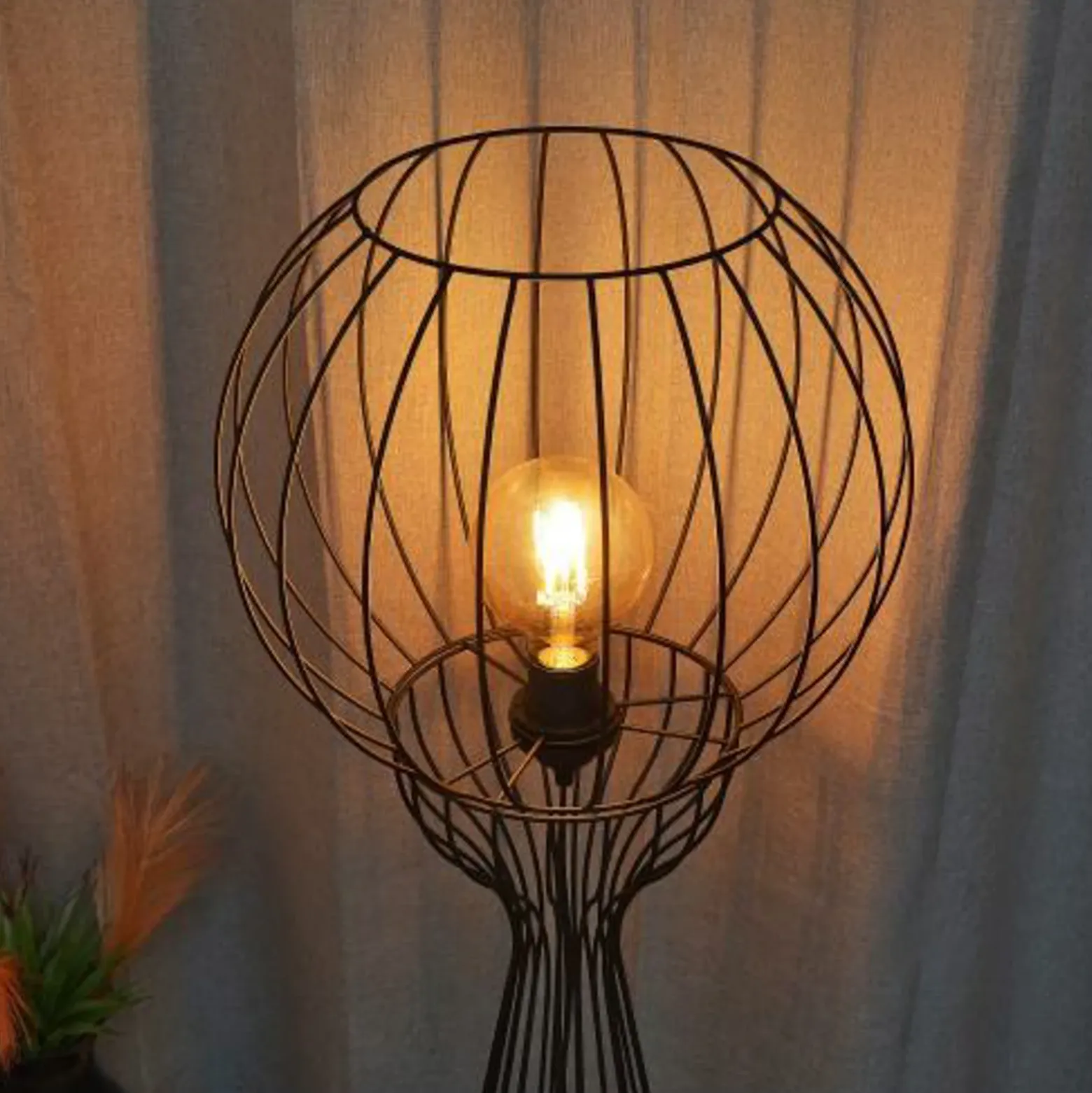 Lámpara de pie Mercure, negra, metal/plástico, altura 93 cm