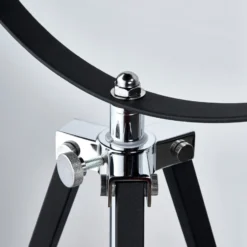 Lámpara de pie Mineva de Lindby. Negro/dorado, metal, altura 180 cm