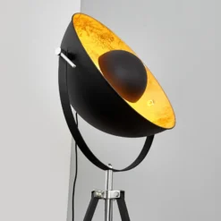 Lámpara de pie Mineva de Lindby. Negro/dorado, metal, altura 180 cm