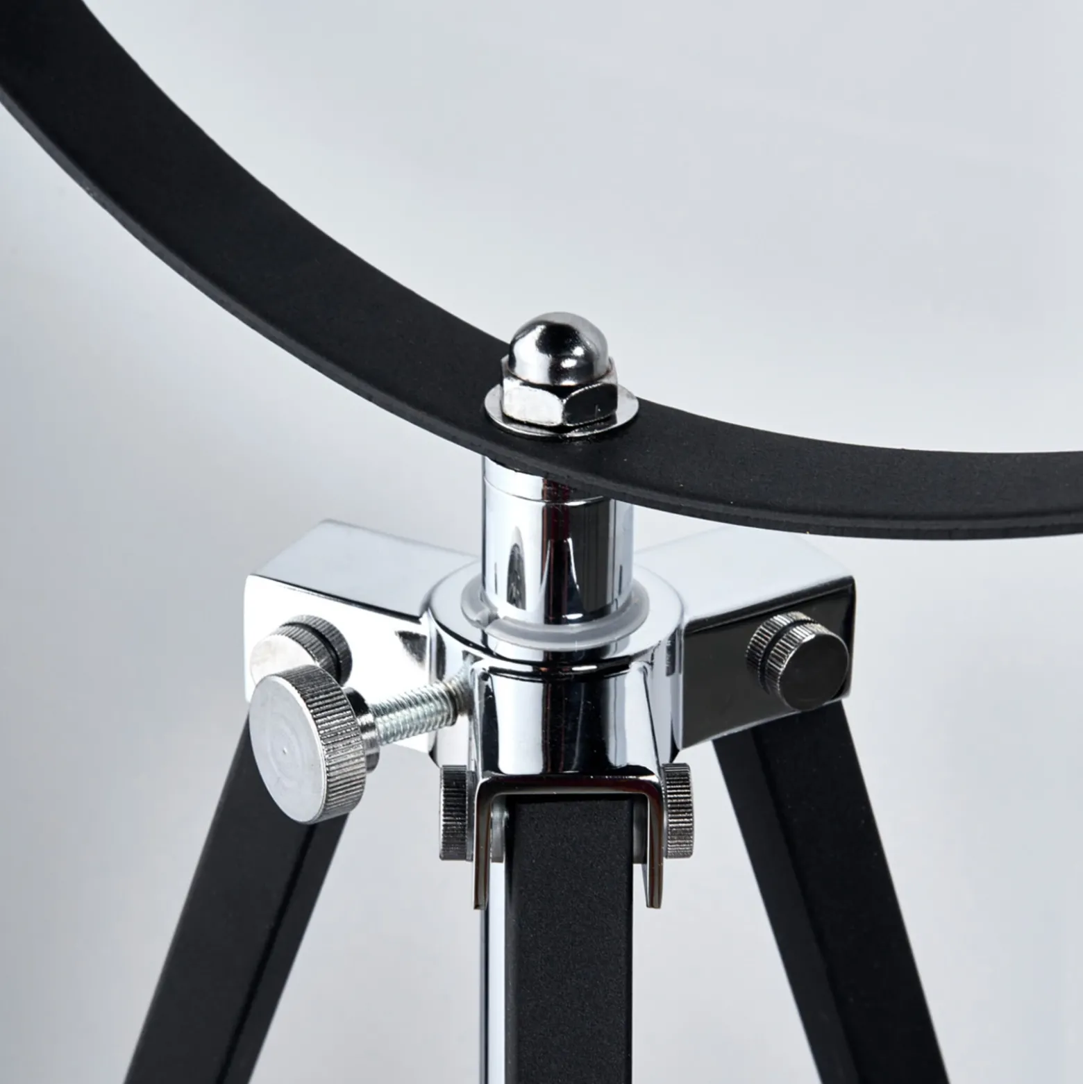 Lámpara de pie Mineva de Lindby. Negro/dorado, metal, altura 180 cm