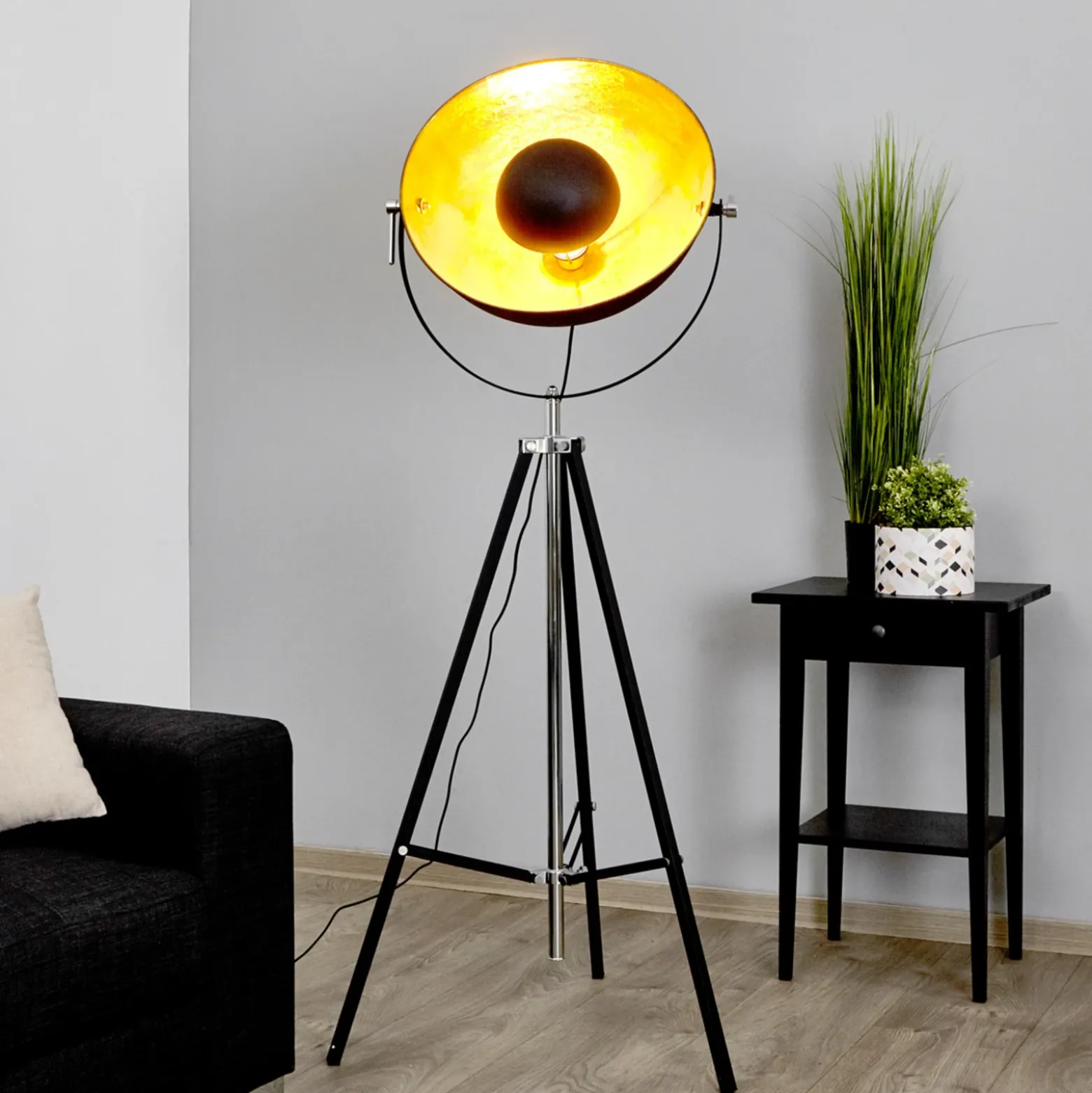 Lámpara de pie Mineva de Lindby. Negro/dorado, metal, altura 180 cm