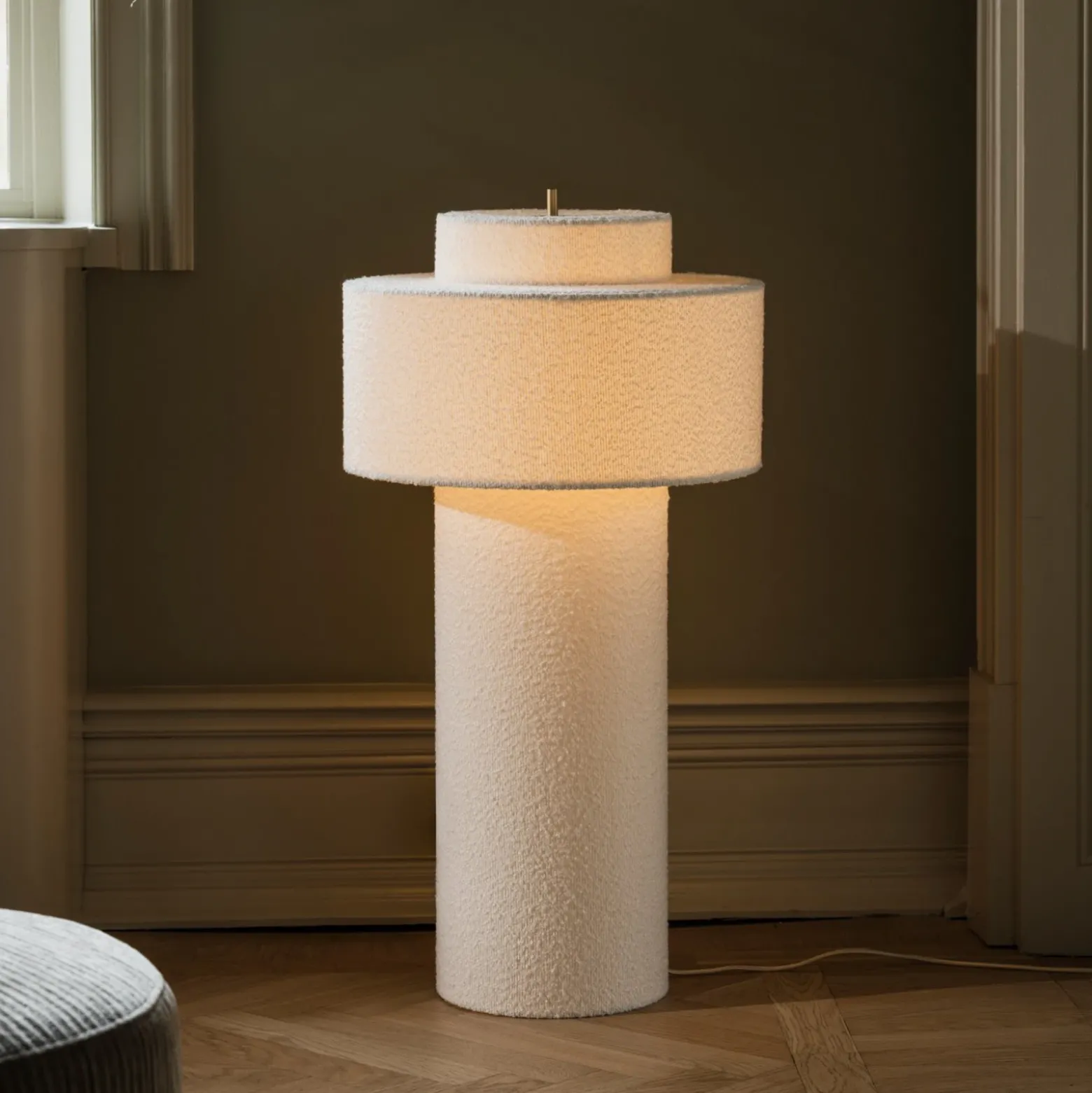 Lámpara de pie Noah de Globen Lighting, blanca, altura 88 cm, textil