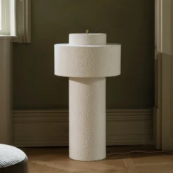 Lámpara de pie Noah de Globen Lighting, blanca, altura 88 cm, textil