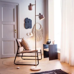 Lámpara de pie Ocean de Dyberg Larsen, beige, altura 160 cm, 2 luces.