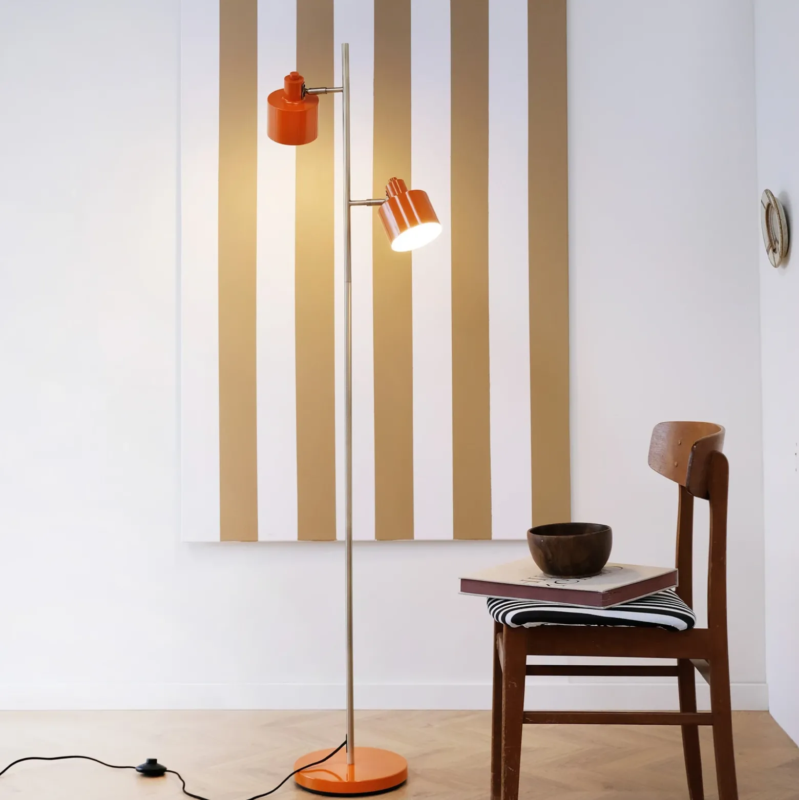 Lámpara de pie Ocean de Dyberg Larsen, naranja, altura 160 cm, 2 luces.