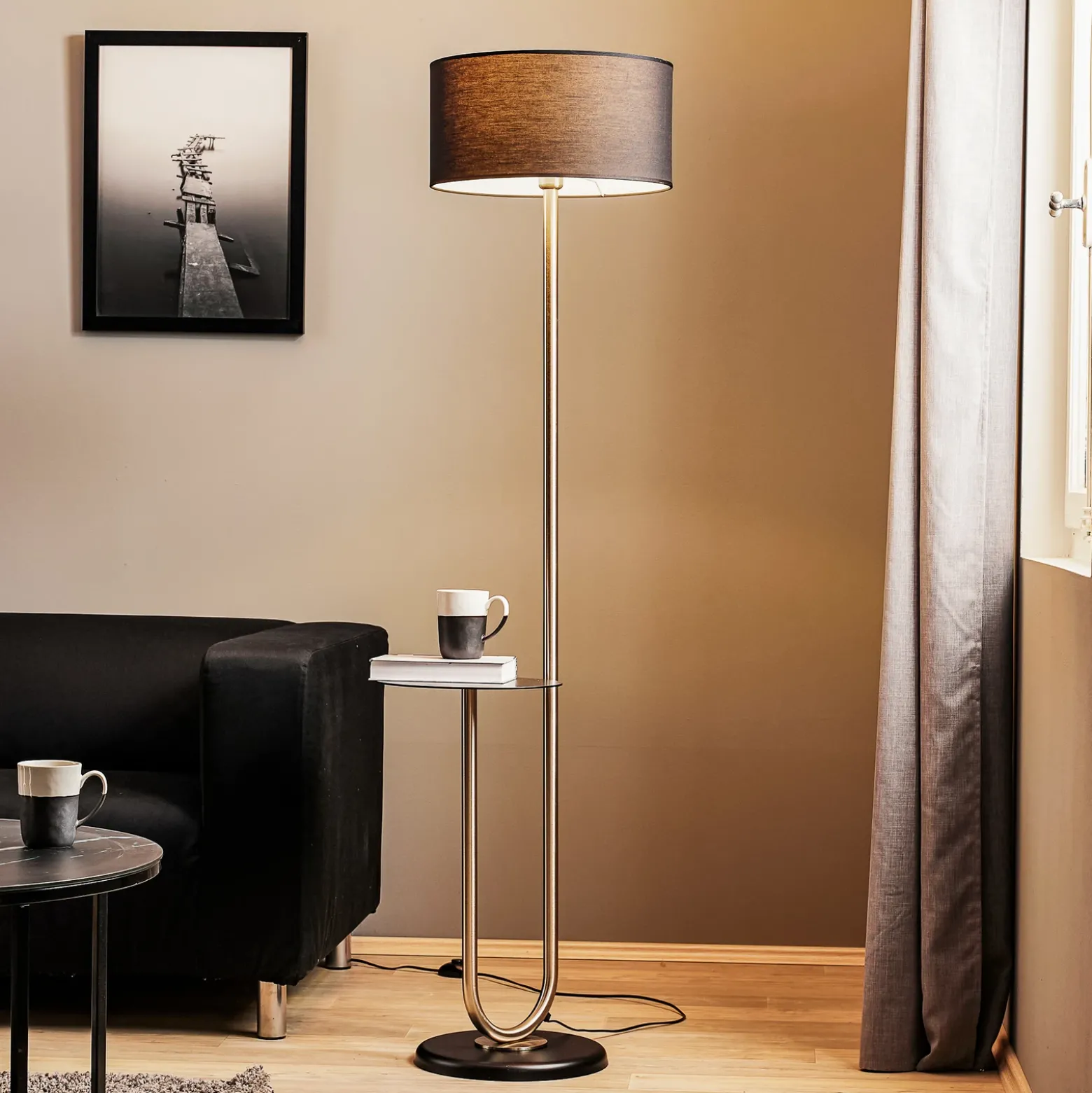 Lámpara de pie Pongo con pantalla de tela y repisa