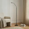 Lámpara de pie recargable LED Elvyn de Lindby, negra, ajustable
