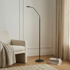 Lámpara de pie recargable LED Elvyn de Lindby, negra, ajustable
