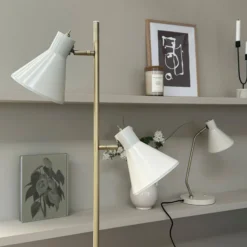 Lámpara de pie Sleep de Dyberg Larsen, blanco cemento, altura 165 cm, acero