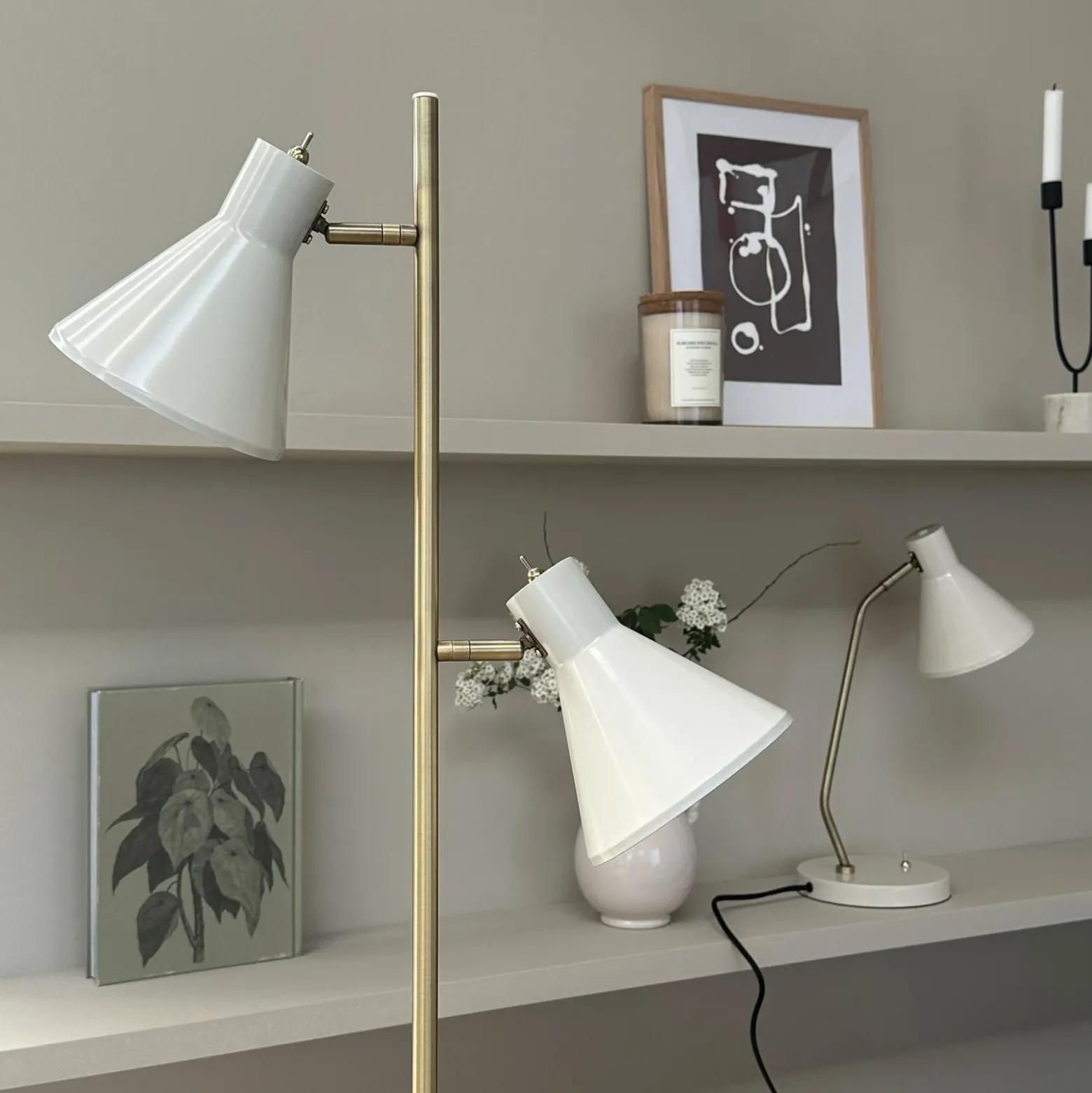 Lámpara de pie Sleep de Dyberg Larsen, blanco cemento, altura 165 cm, acero