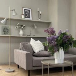 Lámpara de pie Sleep de Dyberg Larsen, marrón grisáceo, altura 165 cm, acero